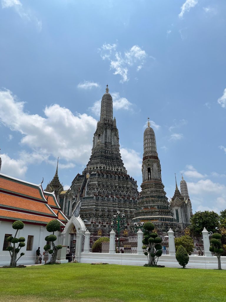 Wat Arun dari jauh